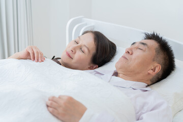 Poster - ベッドで眠る高齢者夫婦（睡眠・健康）