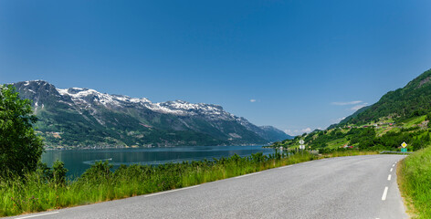 Wall Mural - Autostraße entlang dem Hardangerfjord in Norwegen