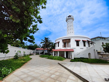 A View Of The Old Lighthouse In Puducherry, A Colonial-era Landmark And A Popular Tourist Attraction.