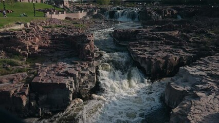 Canvas Print - Reveal shot of Falls Park in Downtown Sioux Falls South Dakota