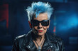 Alte Punker Frau in Leder mit blauen Haaren und Sonnenbrille, KI-generierter Inhalt