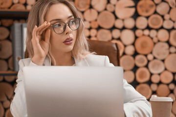 Canvas Print - Young businesswoman working with laptop in office