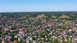 Drohnenvideo, Flug über die Felder und Häuser zu den Weinbergen und dem Spitzhaus, alter historischer Bismarck Turm, Radebeul, Sachsen, Deutschland