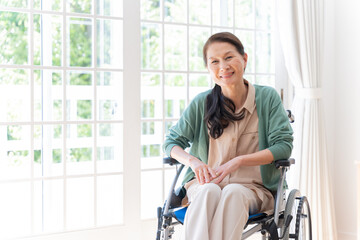 Poster - 家で車椅子に乗っているシニア女性（介護・福祉）