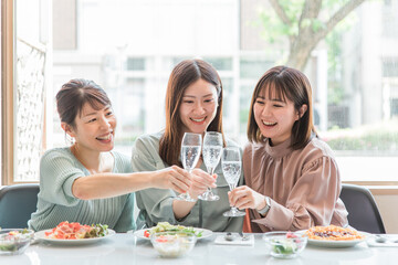 Wall Mural - カフェ・レストラン・飲食店で女子会・パーティーする女友達・同僚・仲間・ママ友の女性たち
