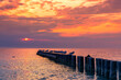 Krajobraz morski, relaks i zachód słońca na plaży nad Morzem Bałtyckim