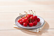 紅秀峰、山形県産のさくらんぼ　白いテーブルにお皿の上に沢山のさくらんぼ
