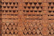 Mur de brique avec motif géométrique.