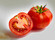 Frische Tomate und Schnittansicht auf neutralem Hintergrund – Gesundes Gemüse