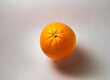 Frische, saftige Orange auf hellem Hintergrund – Nahaufnahme