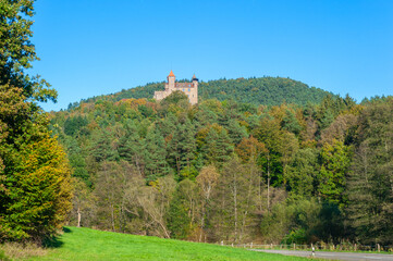 Wall Mural - Landschaft mit Blick zur Burg Berwartstein bei Erlenbach. Region Pfalz im Bundesland Rheinland-Pfalz in Deutschland