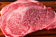 日本のブランド牛肉（和牛）、佐賀牛　黒いお皿の上にロース肉を盛り付け