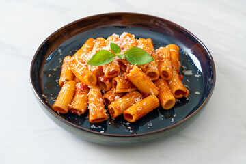 Canvas Print - Rigatoni pasta with tomato sauce and cheese