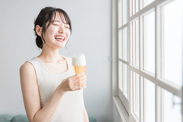 Poster - 家でビールを昼飲みするアジア人女性（ビールグラス）
