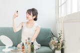 Fototapeta  - スプレーの化粧水でスキンケアするアジア人女性
