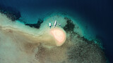 Fototapeta Fototapety do akwarium - Sand bar, piaszczysta bezludna wyspa, w okół rafa koralowa i piękny ocean.