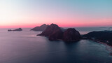 Fototapeta  - Piękny zachód słońca, kolorystyka różowo pomarańczowa, tropikalne wyspy i ocean.