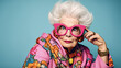 verrückte alte Dame mit pinkfarbener Brille