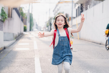 Wall Mural - ランドセルを背負ってお母さんのところに走ってくる小学生の女の子