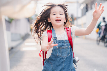 Wall Mural - ランドセルを背負ってお母さんのところに走ってくる小学生の女の子