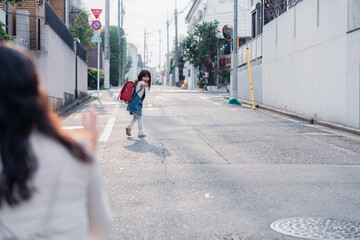 Wall Mural - 小学生を見送るお母さん