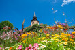 Turm der katholischen Dreifaltigkeitskirche in Lauterbourg. Im Vordergrund eine Anpflanzung bunter Wildblumen. Departement Elsass in Frankreich