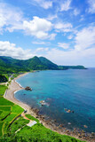Fototapeta Tulipany - 海岸線が美しい、佐渡外海府の跳坂から眺める夏の海辺の風景