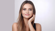 © Alexandre - Bela jovem loira com pele perfeita, tocando seu rosto. Tratamento facial. Conceito de cosmetologia, beleza e spa. isolado no fundo branco