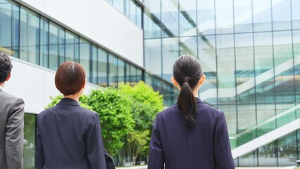 Poster - 街を並んで歩くエグゼクティブビジネスパーソンのグループ