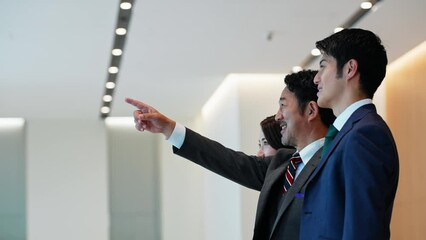Fototapete - ロビーで会話するエグゼクティブビジネスパーソンのグループ