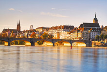Frühmorgens In Basel Bei Der Mittleren Brücke. Kurz Nach Der Blauen Stunde Werden Die Brückenbögen Und Die Altstadt Von Der Sonne Angestrahlt