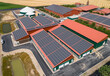Luftbild - Fertigstellung eines Tierwohlstalles mit dazu gehöriger Biogasanlage und PV - Anlagen auf den Dächern.