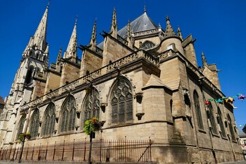 Wall Mural - La façade sud et le chevet de la cathédrale Notre-Dame-de-l'Annonciation de Moulins