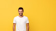 Hübscher Mann mit Bart in weißen T-Shirt auf gelben Hintergrund lacht Porträt, ai generativ