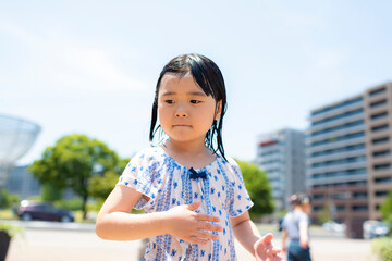 Sticker - 広場の噴水で水遊びしている5歳の女の子