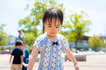 Poster - 広場の噴水で水遊びしている3歳の女の子