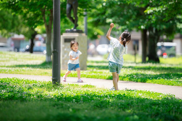 Poster - 新緑の公園で遊ぶ女の子