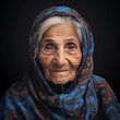 Alte Frau Gesicht mit vielen tiefen Falten und Kopftuch schaut traurig Nahaufnahme, ai generativ