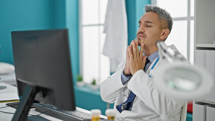 Poster - Young hispanic man doctor stressed working at clinic