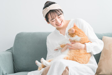 Poster - 家で猫を抱っこする日本人女性（ペット・飼い主）
