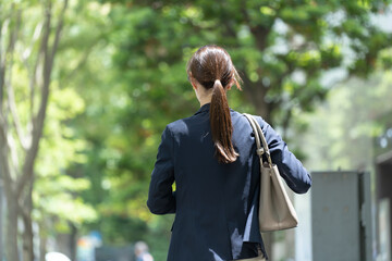 Wall Mural - 新緑を歩く日本人女性