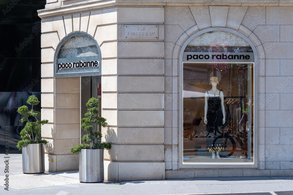 Paco Rabanne Storefront Paris, France - 11 juillet 2023: Boutique Paco Rabanne dans le quartier ...