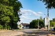Panorama kamiennej dróżki w porze letniej miejskiego obszaru zachodniej Polski w godzinach popołudniowych