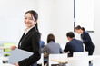 © buritora - オフィス・会議室にいる新入社員・新卒・新人・ビジネスウーマン（就職活動）