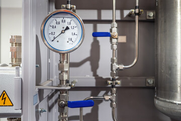 Poster - mechanical gas pressure sensor. thin pipes with large gauge rounds. arrow indicates absence of press
