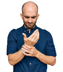 Sticker - Young hispanic man wearing casual clothes suffering pain on hands and fingers, arthritis inflammation