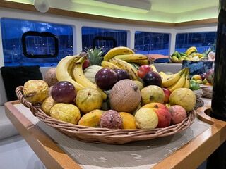 Panier de fruits exotiques, tropicaux en Martinique