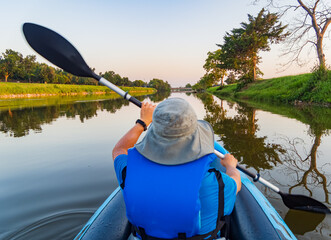 Canvas Print - Close up shot of a man kayaking at Lake Overholser