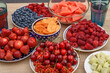 świeże kolorowe owoce na stole, pełne talerze, doskonała zdrowa i dietetyczna przekąska na imprezę 
