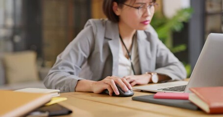 Poster - businesswoman has wrist pain